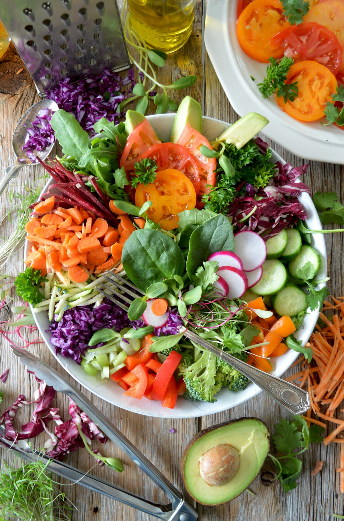 Puesto de mercado con verduras y hortalizas frescas